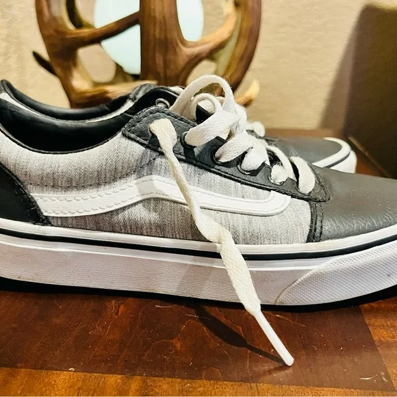 Vans Old Skool Classics Kids Sneakers Black and White Size 2Y - Picture 4 of 12